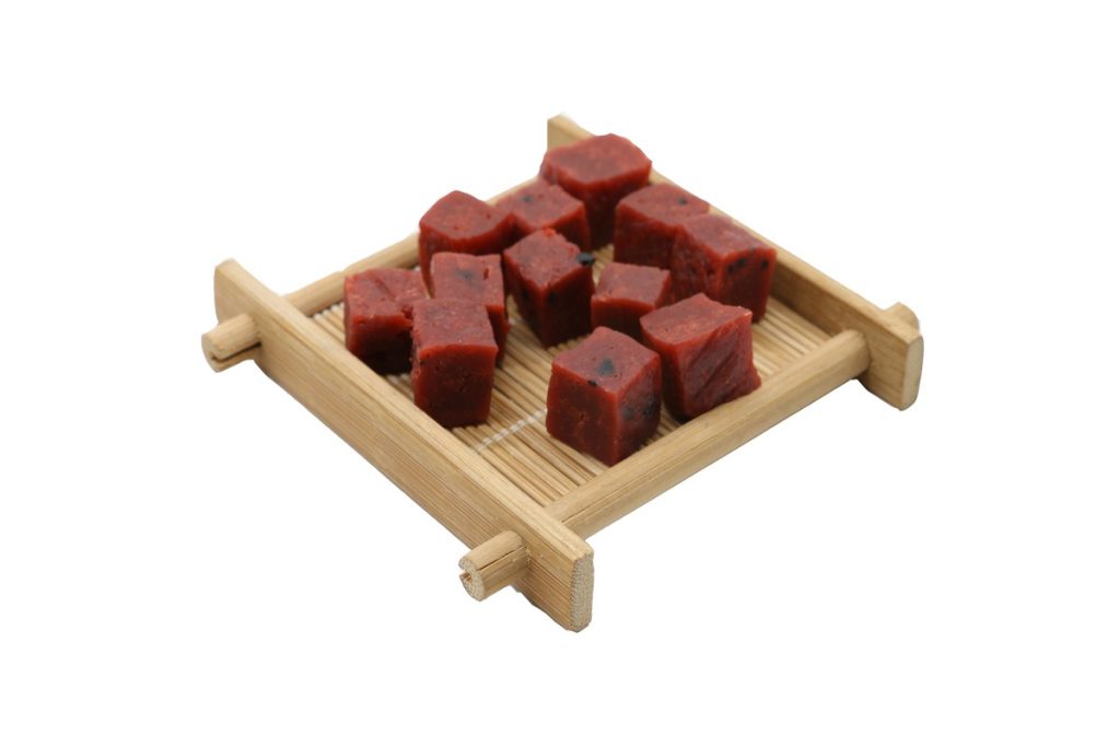 Cube-shaped pet treats displayed on a bamboo tray — illustrative product photograph from HEYUAN PET